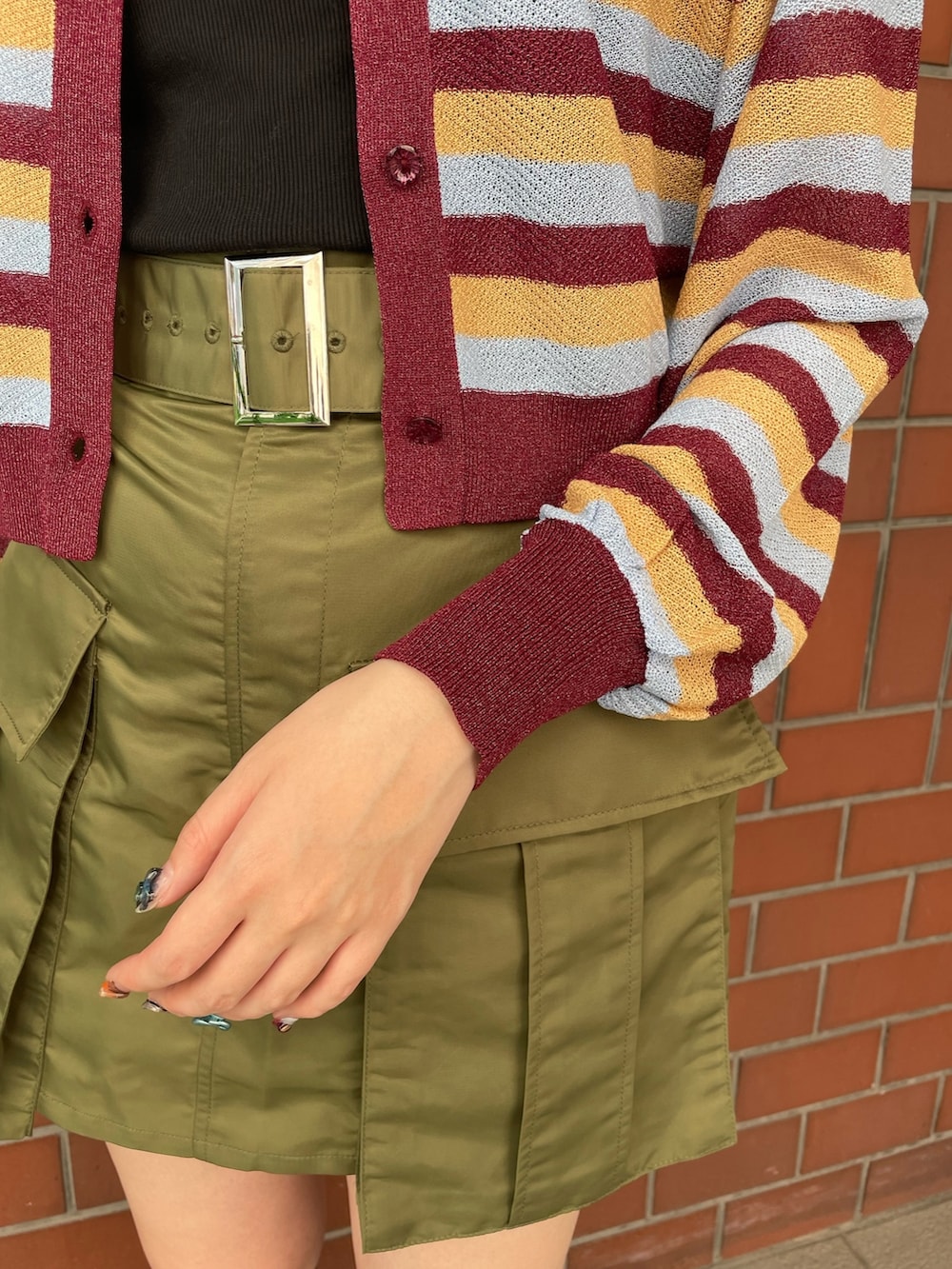 レッド系のカーディガン/ボレロ、ブラック系のタンクトップ、グリーン系のその他パンツを着用したレディースの夏コーディネートの6枚目の写真