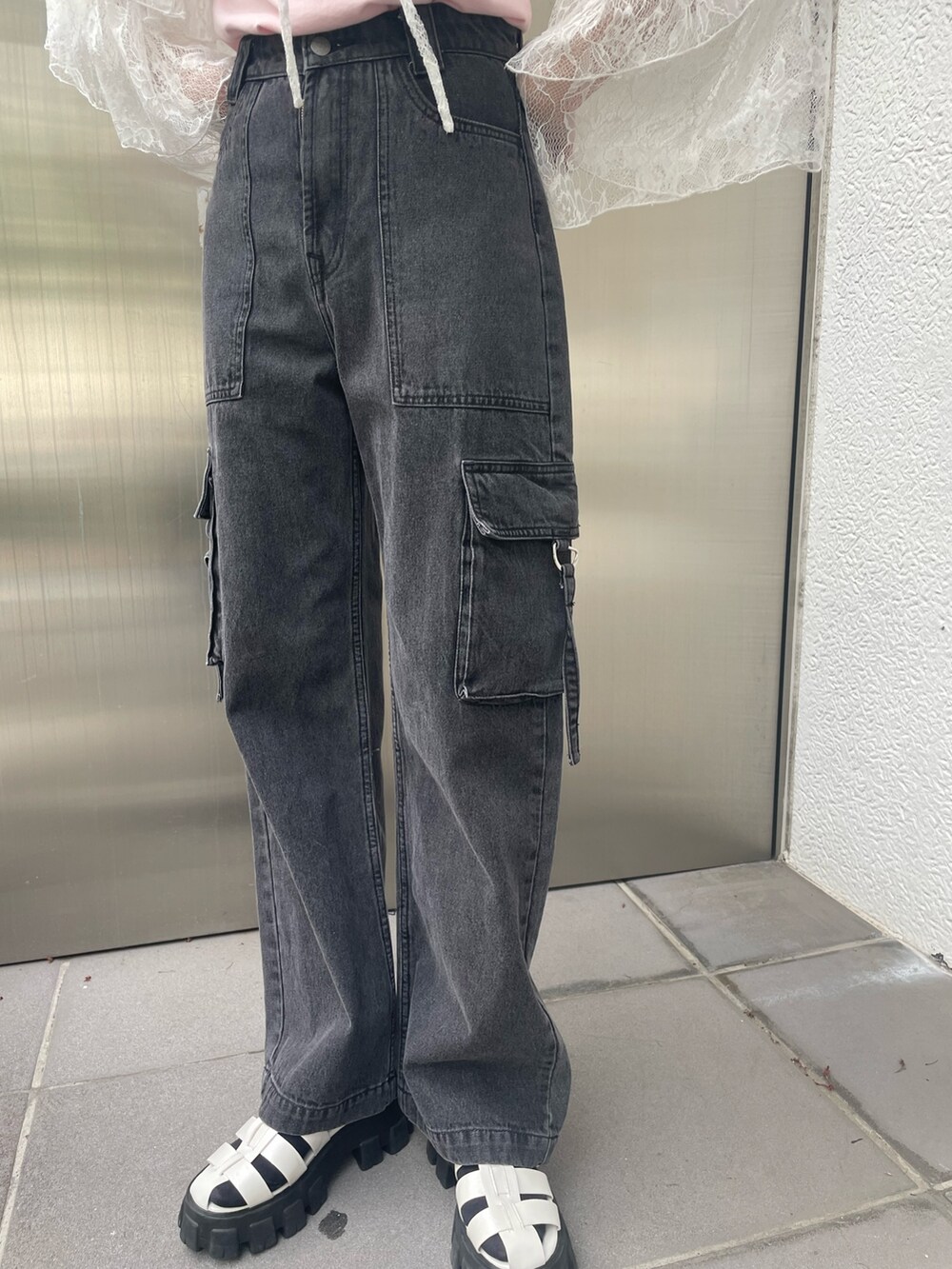 ピンク系のTシャツ/カットソー、ホワイト系のシャツ/ブラウス、ブラック系のカーゴパンツを着用したレディースの春コーディネートの8枚目の写真