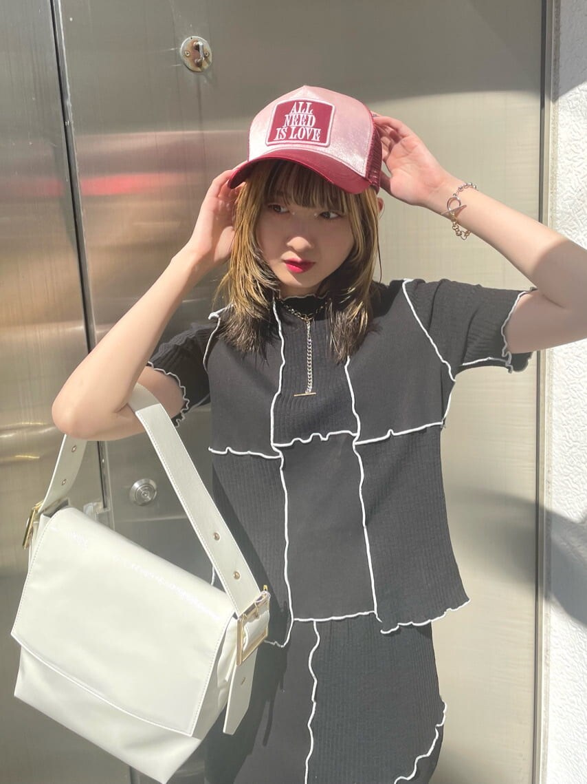 ブラック系のスカート、ブラック系のTシャツ/カットソー、シルバー系のネックレスを着用したレディースの春コーディネートの4枚目の写真