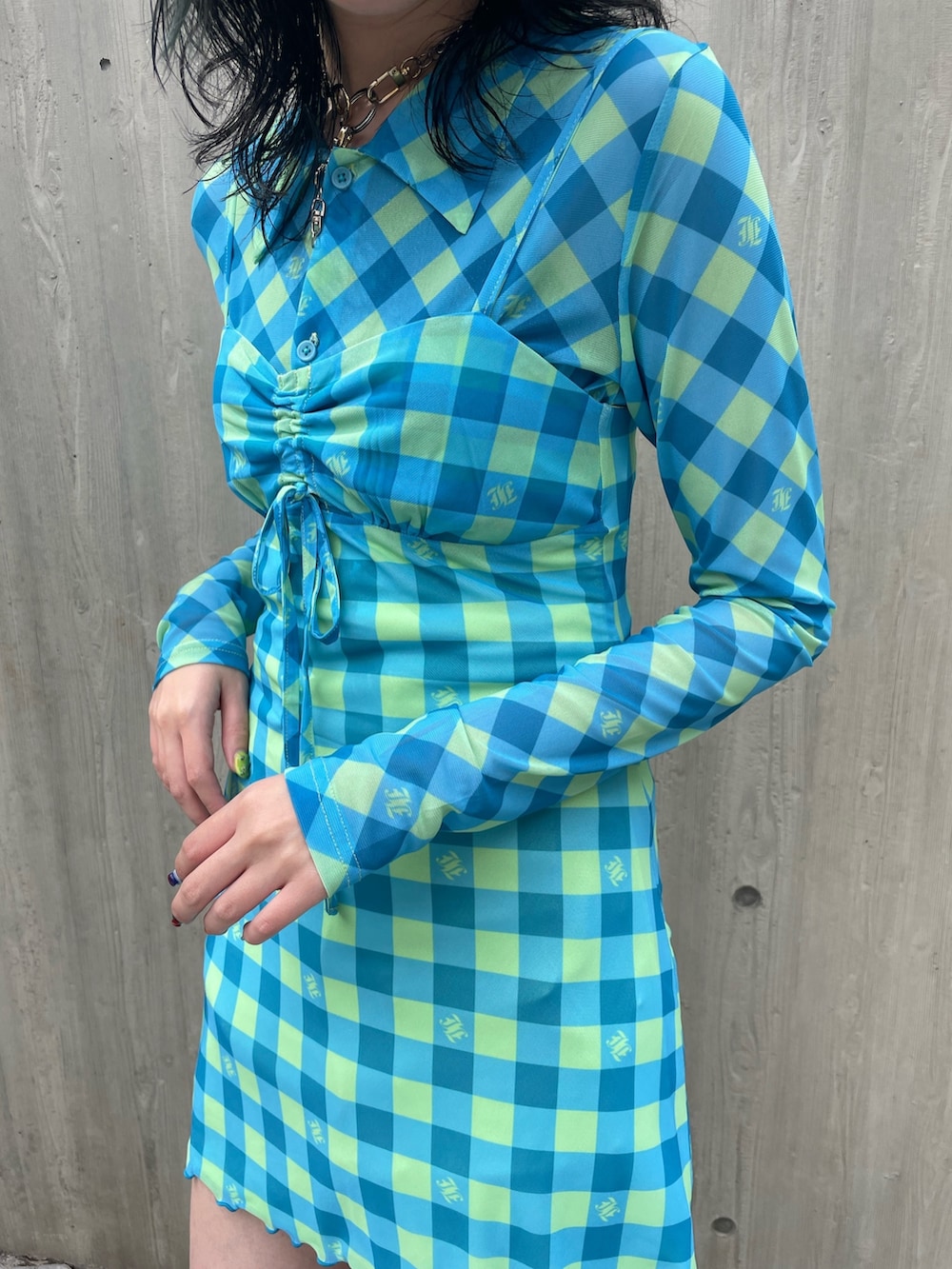 ブルー系のワンピース、ブルー系のシャツ/ブラウス、ブラック系のブーツを着用したレディースの春コーディネートの8枚目の写真