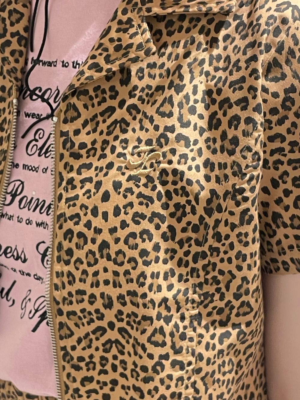 ブラウン系のスカート、ブラウン系のシャツ/ブラウス、ピンク系のTシャツ/カットソーを着用したレディースの春コーディネートの6枚目の写真