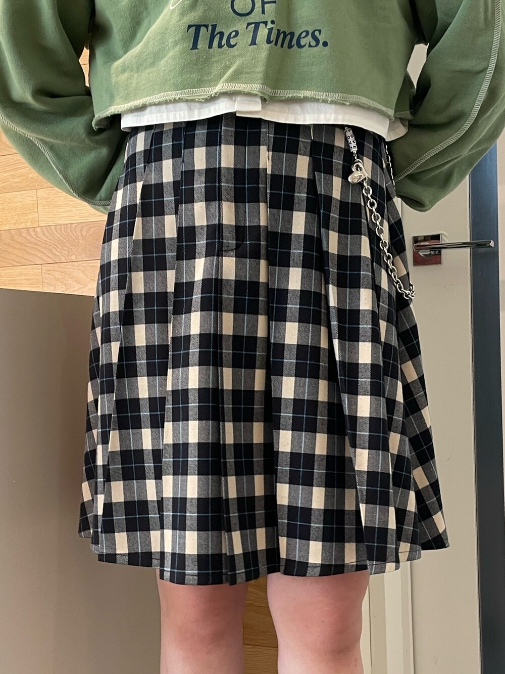 ホワイト系のシャツ/ブラウス、グリーン系のスウェット、その他のスカートを着用したレディースの冬コーディネートの6枚目の写真