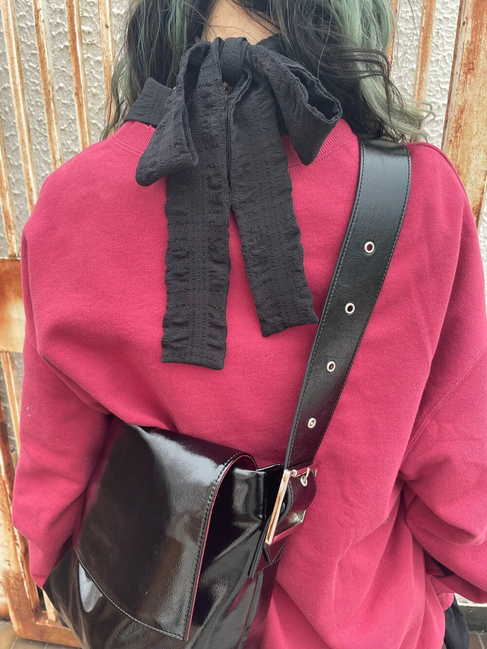 レッド系のスウェット、ブラック系のシャツ/ブラウス、ブラック系のハンドバッグを着用したレディースの冬コーディネートの5枚目の写真