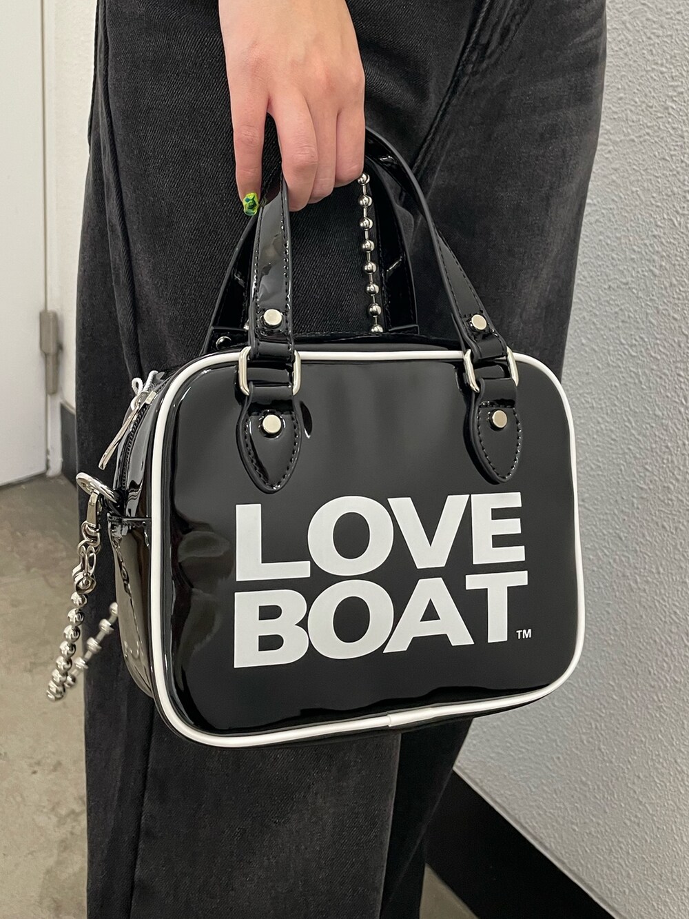 ホワイト系のTシャツ/カットソー、ブラック系のTシャツ/カットソー、ブラック系のデニムパンツを着用したレディースの春コーディネートの8枚目の写真