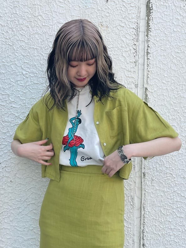 ブラック系のブーツ、グリーン系のシャツ/ブラウス、ホワイト系のTシャツ/カットソーを着用したレディースの春コーディネートの5枚目の写真