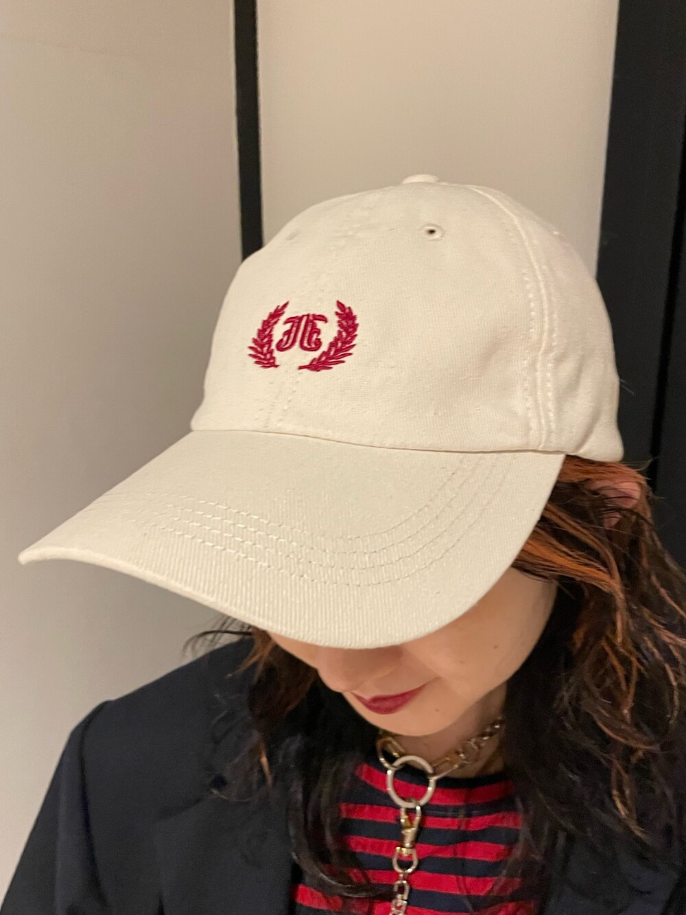 ベージュ系のブーツ、ブラック系のデニムパンツ、レッド系のTシャツ/カットソーを着用したレディースの夏コーディネートの8枚目の写真