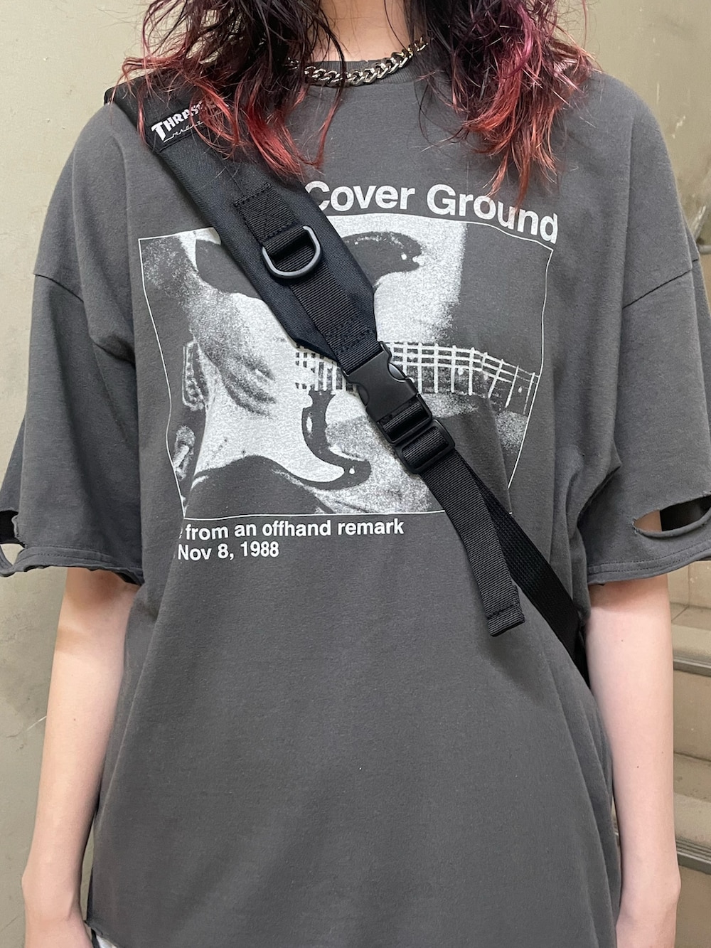 ブラック系のTシャツ/カットソー、ホワイト系のスカート、ブラック系のバックパック/リュックを着用したレディースの夏コーディネートの5枚目の写真