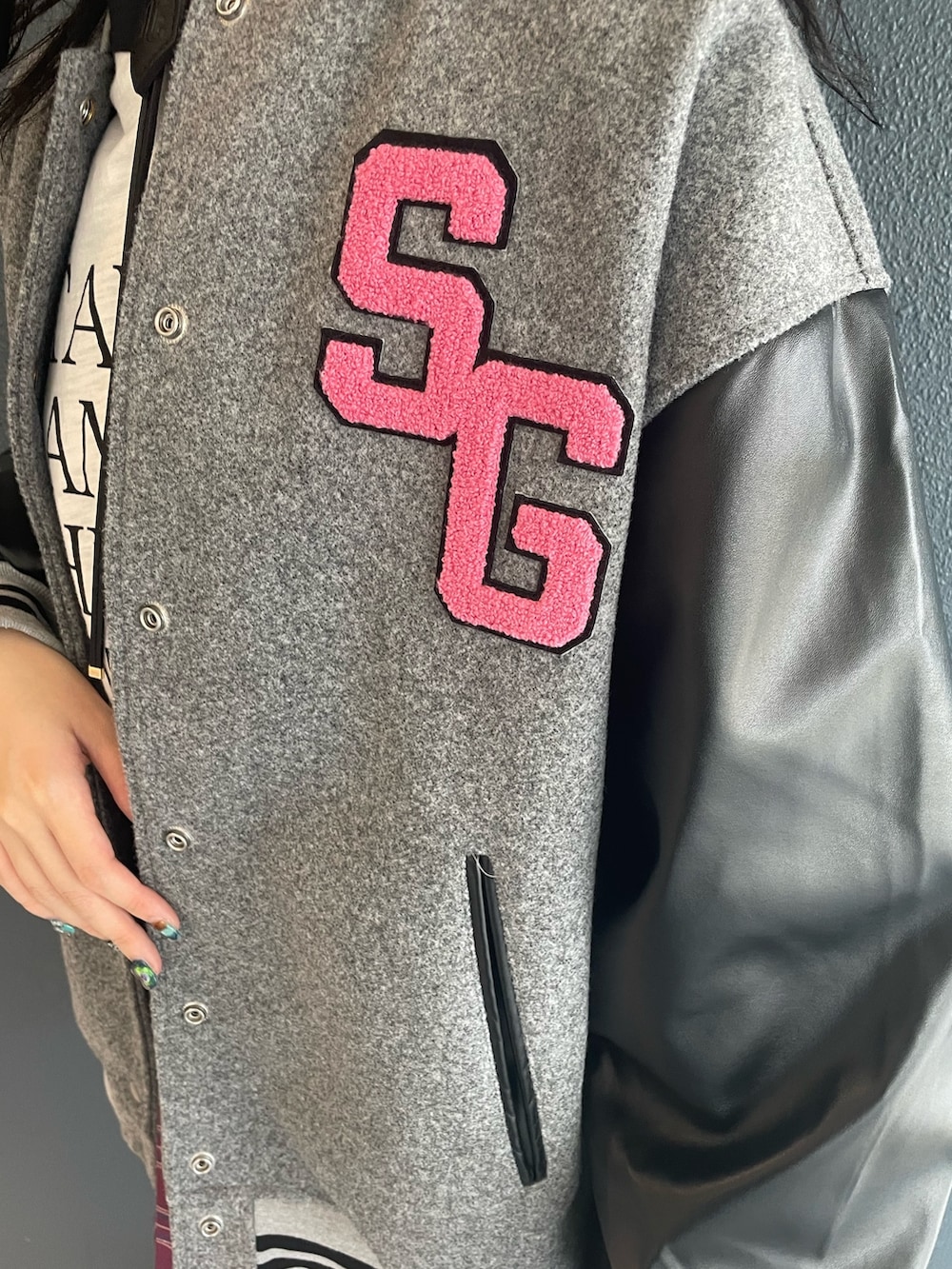 ピンク系のスカート、グレー系のスタジャン、ホワイト系のTシャツ/カットソーを着用したレディースの秋コーディネートの7枚目の写真