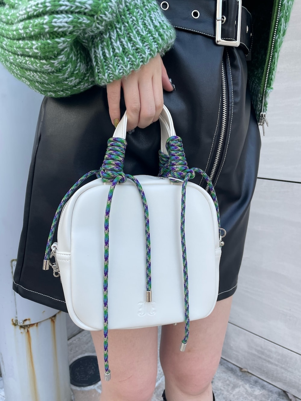 その他のワンピース、グリーン系のカーディガン/ボレロ、ホワイト系のショルダーバッグを着用したレディースの冬コーディネートの7枚目の写真