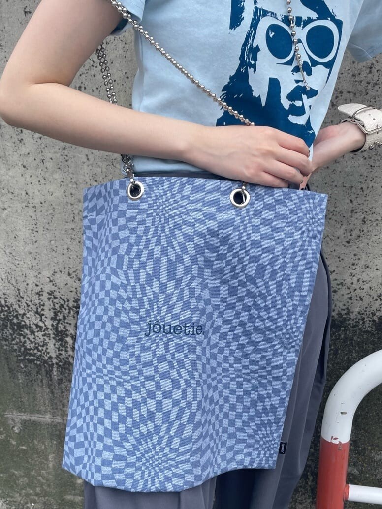 その他のトートバッグ、ブルー系のTシャツ/カットソー、グレー系のその他パンツを着用したレディースの春コーディネートの8枚目の写真