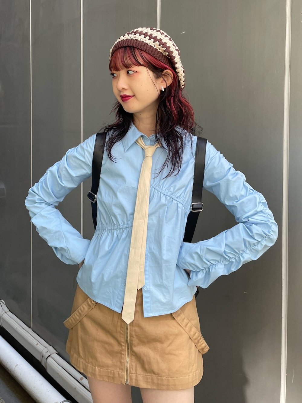 レッド系のシャツ/ブラウス、ベージュ系のスカート、ブルー系のシャツ/ブラウスを着用したレディースの冬コーディネートの4枚目の写真