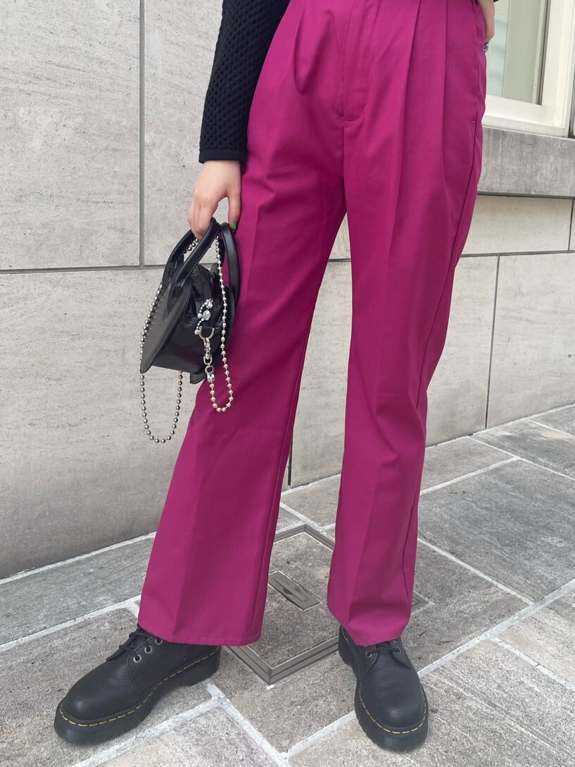 ブラック系のシャツ/ブラウス、ピンク系のスラックス、ブラック系のショルダーバッグを着用したレディースの春コーディネートの9枚目の写真