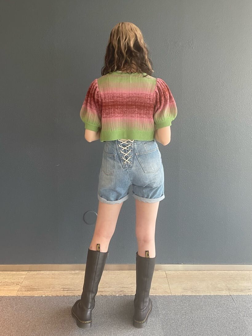 ブラック系のブーツ、ブルー系のデニムパンツ、ホワイト系のTシャツ/カットソーを着用したレディースの春コーディネートの3枚目の写真