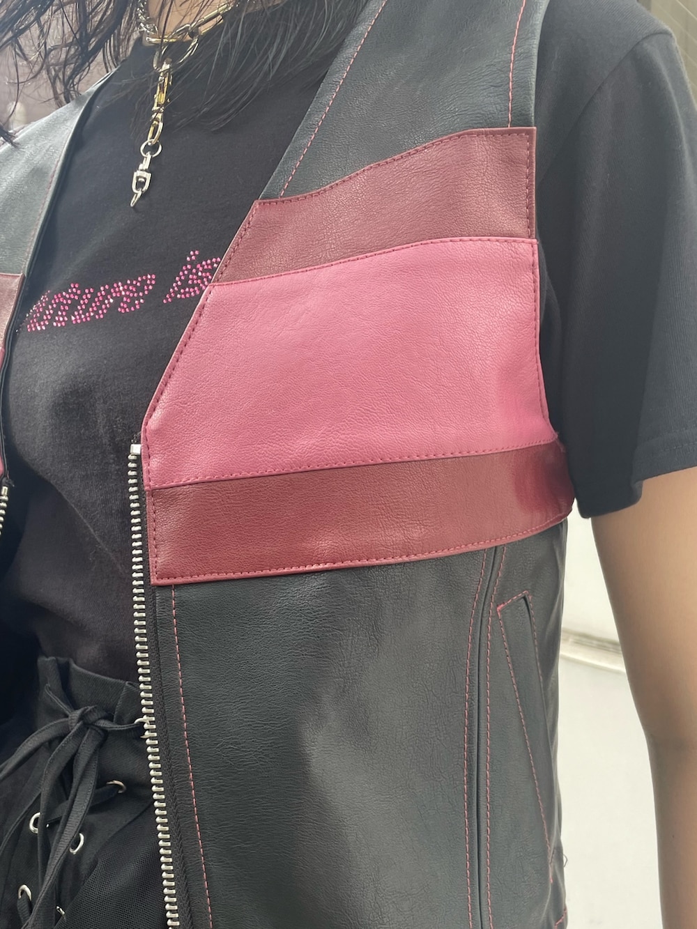 その他のベスト、ブラック系のTシャツ/カットソー、ブラック系のスカートを着用したレディースの春コーディネートの6枚目の写真