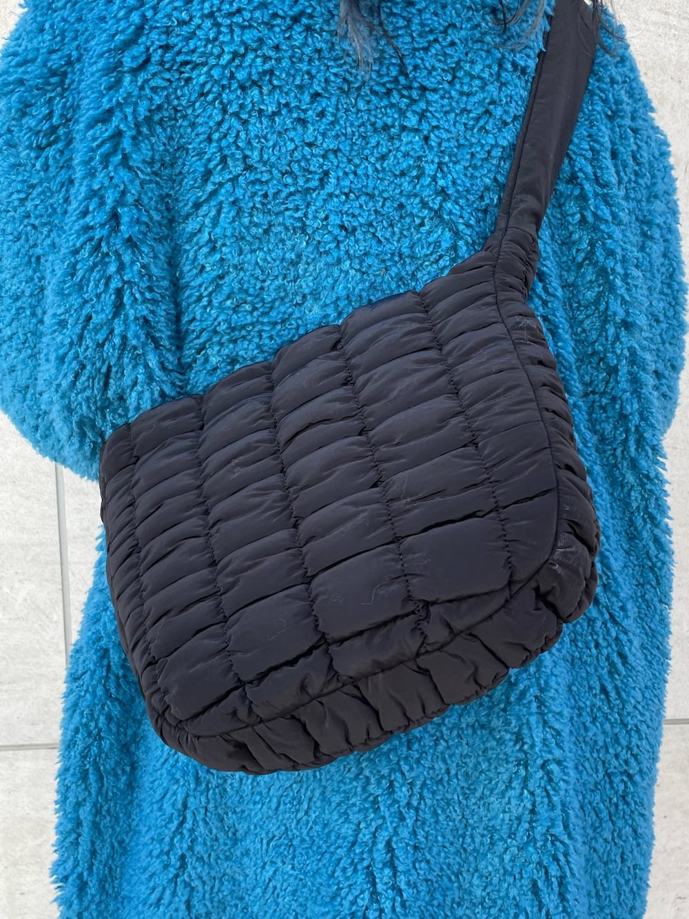 ブルー系のその他アウター、グレー系のその他パンツ、ブラック系のニット/セーターを着用したレディースの秋コーディネートの8枚目の写真