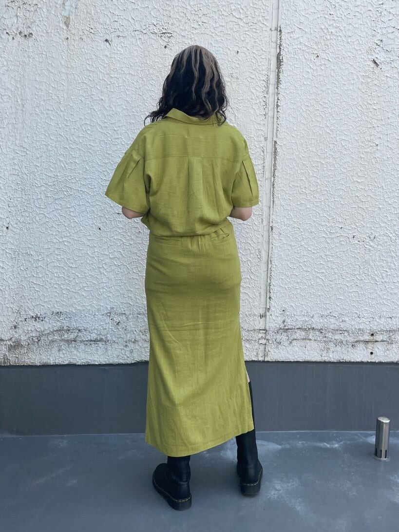 ブラック系のブーツ、グリーン系のシャツ/ブラウス、ホワイト系のTシャツ/カットソーを着用したレディースの春コーディネートの3枚目の写真