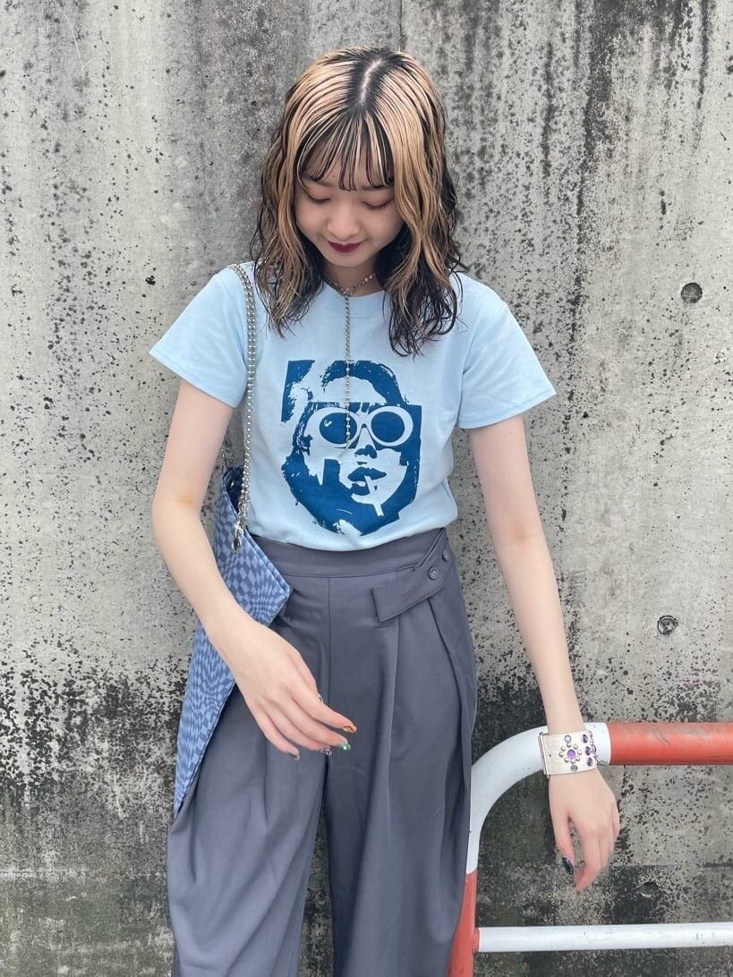 その他のトートバッグ、ブルー系のTシャツ/カットソー、グレー系のその他パンツを着用したレディースの春コーディネートの4枚目の写真