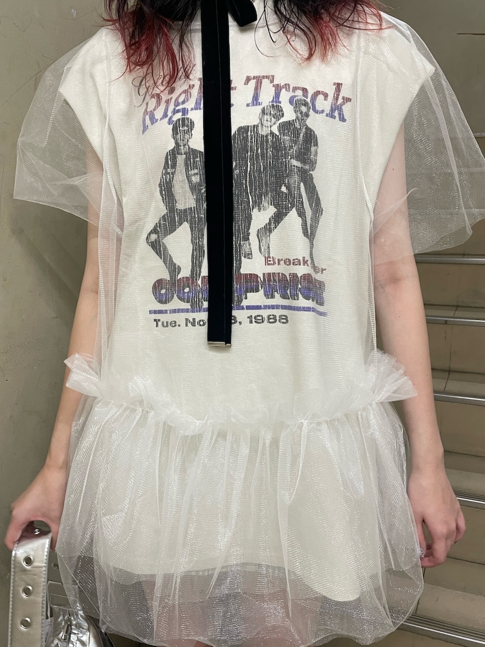 ホワイト系のTシャツ/カットソー、ホワイト系のワンピース、シルバー系のハンドバッグを着用したレディースの夏コーディネートの5枚目の写真