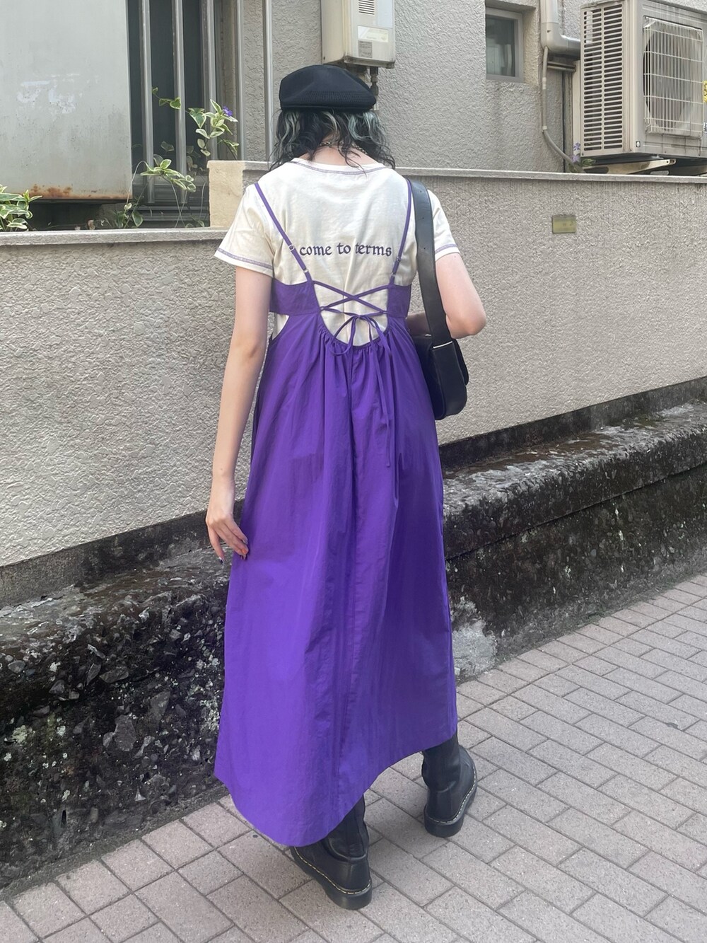 ホワイト系のTシャツ/カットソー、パープル系のワンピース、ブラック系のブーツを着用したレディースの春コーディネートの3枚目の写真