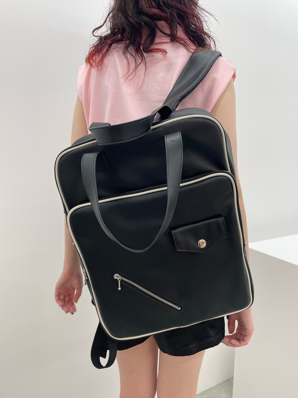 ブラック系のタンクトップ、ピンク系のTシャツ/カットソー、ブラック系のその他パンツを着用したレディースの夏コーディネートの9枚目の写真