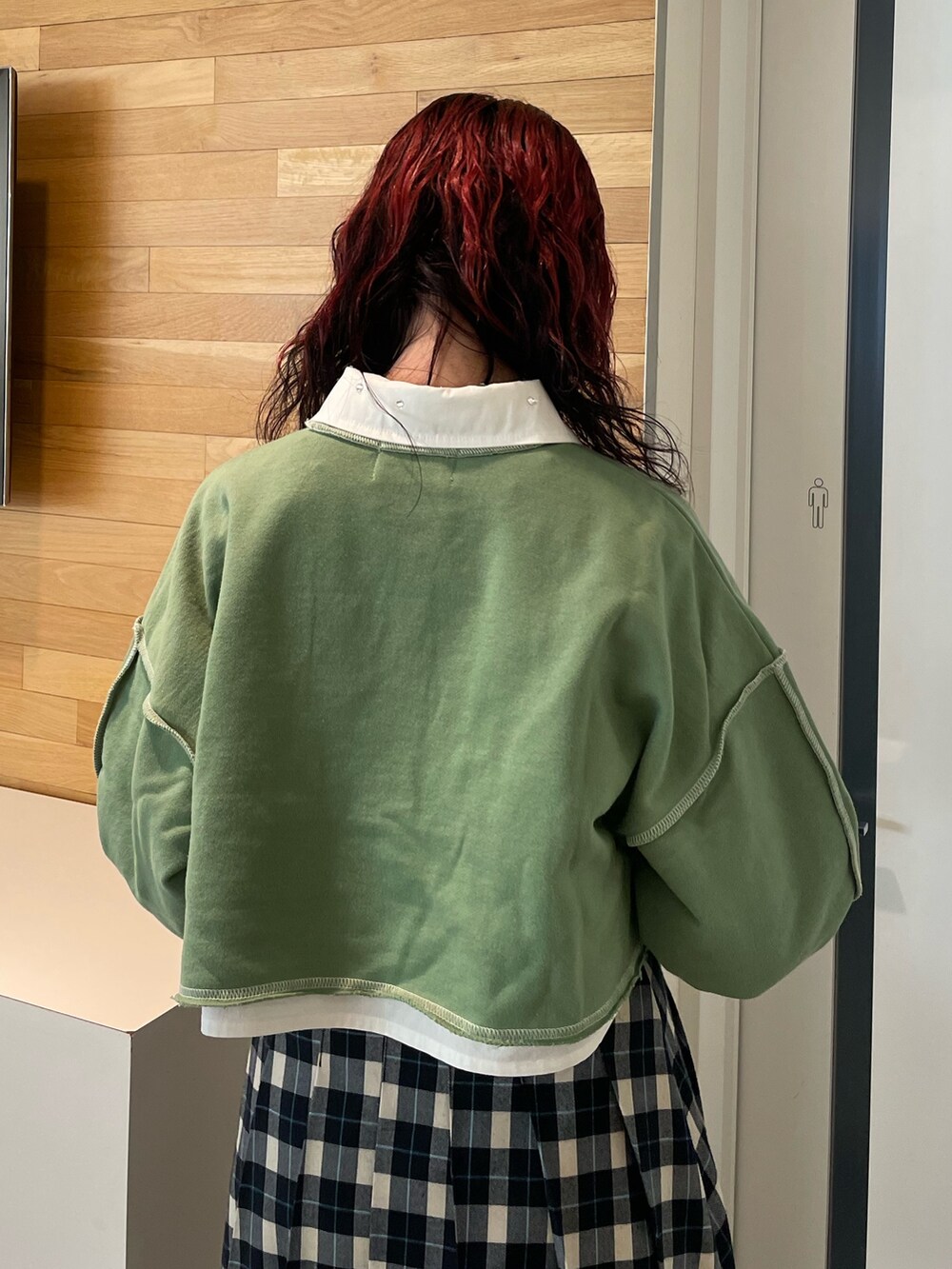 ホワイト系のシャツ/ブラウス、グリーン系のスウェット、その他のスカートを着用したレディースの冬コーディネートの8枚目の写真