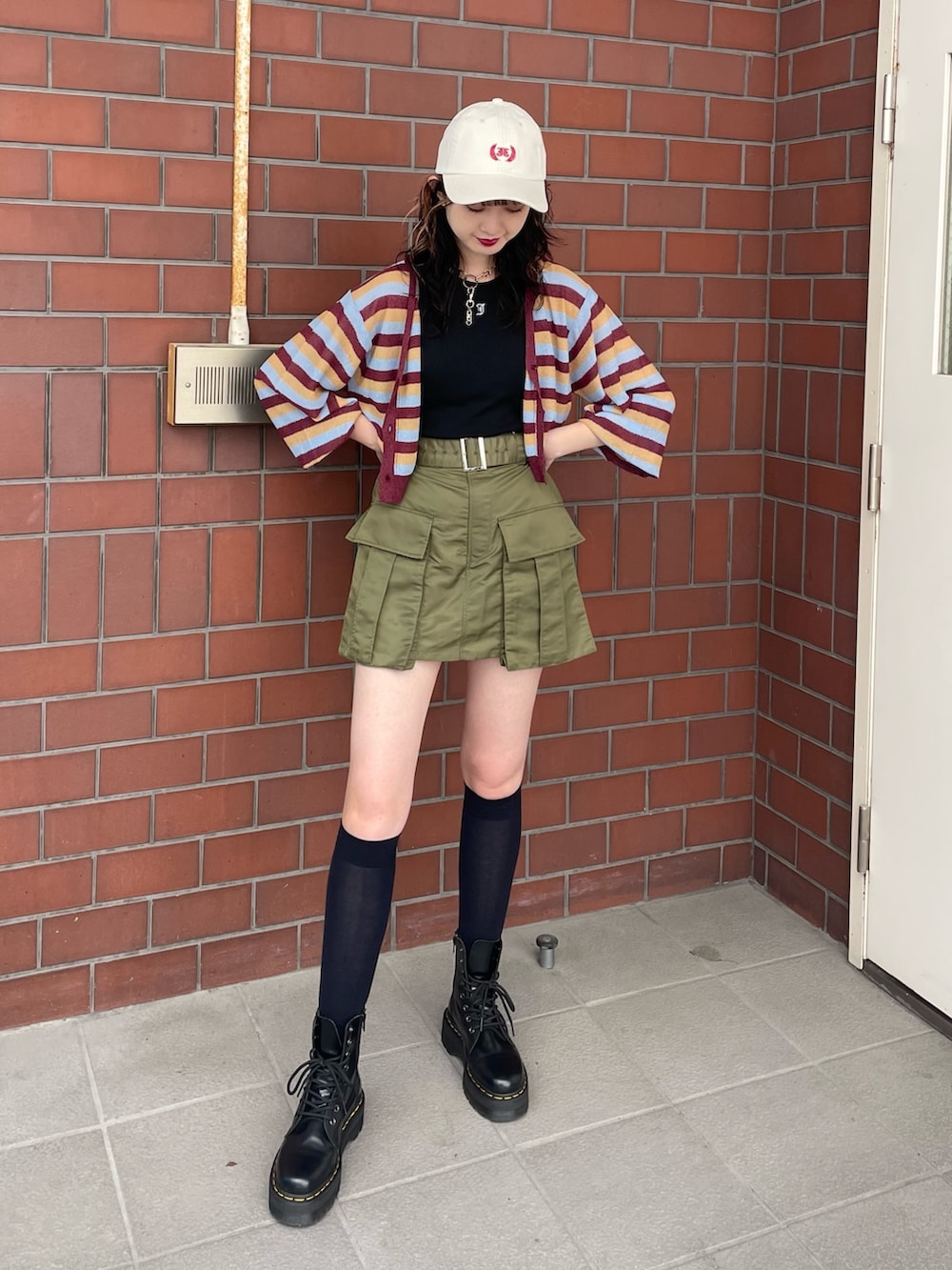 レッド系のカーディガン/ボレロ、ブラック系のタンクトップ、グリーン系のその他パンツを着用したレディースの夏コーディネートの2枚目の写真