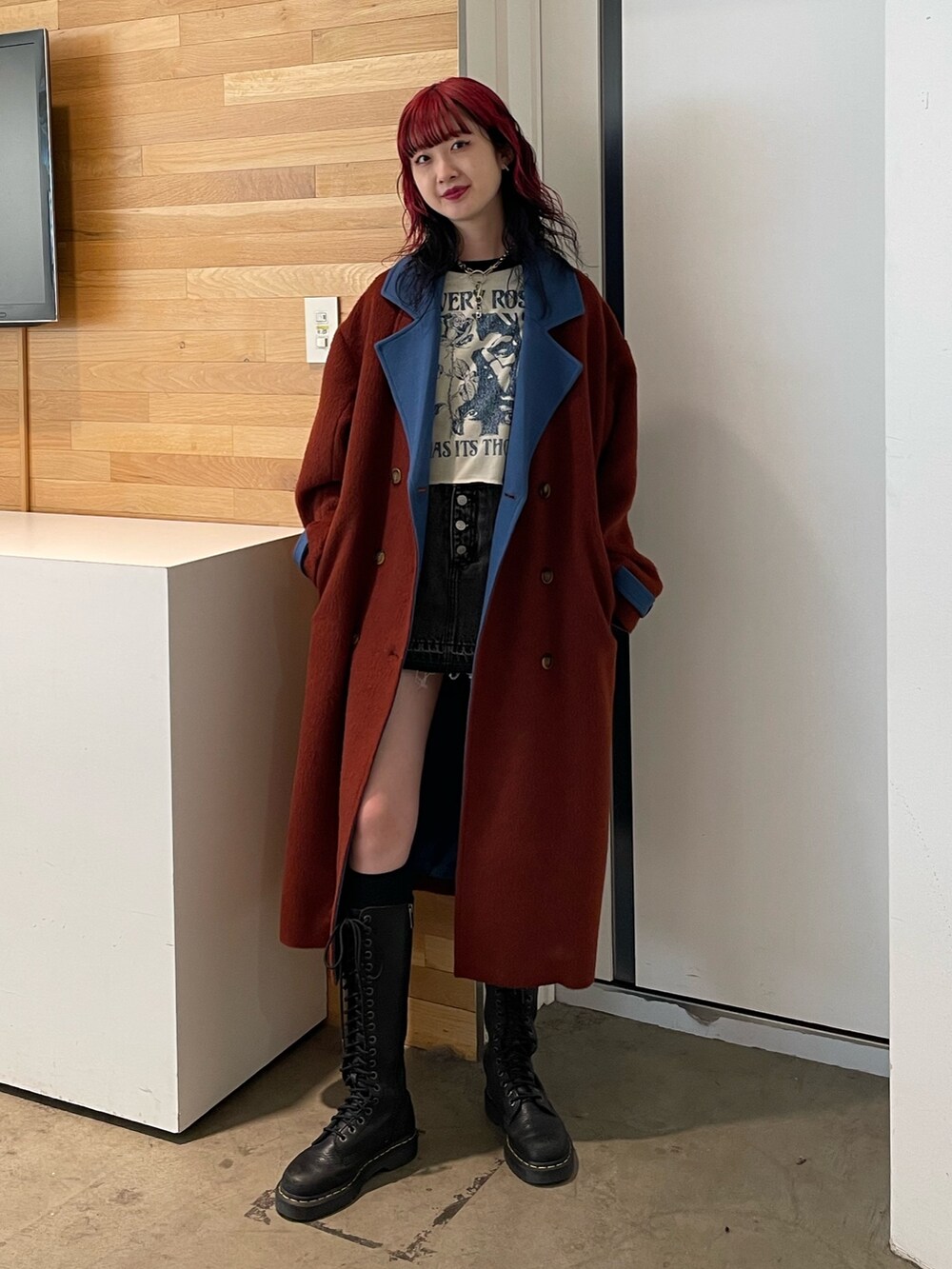 ブラウン系のチェスターコート、ホワイト系のTシャツ/カットソー、ブラック系のデニムパンツを着用したレディースの秋コーディネートの2枚目の写真