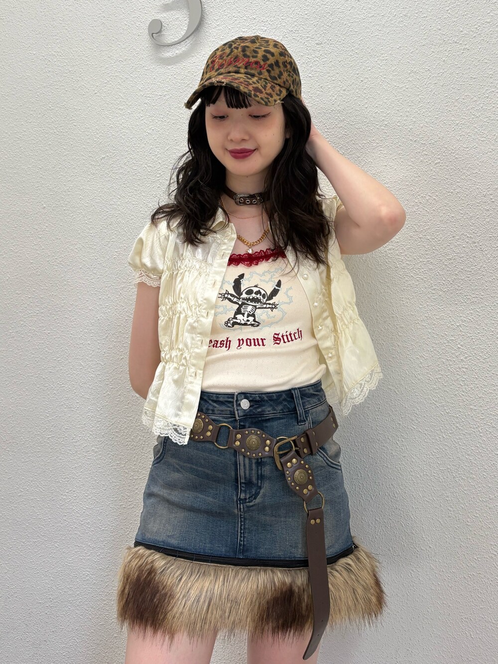 ホワイト系のシャツ/ブラウス、ホワイト系のキャミソール、ブルー系のスカートを着用したレディースの夏コーディネートの4枚目の写真