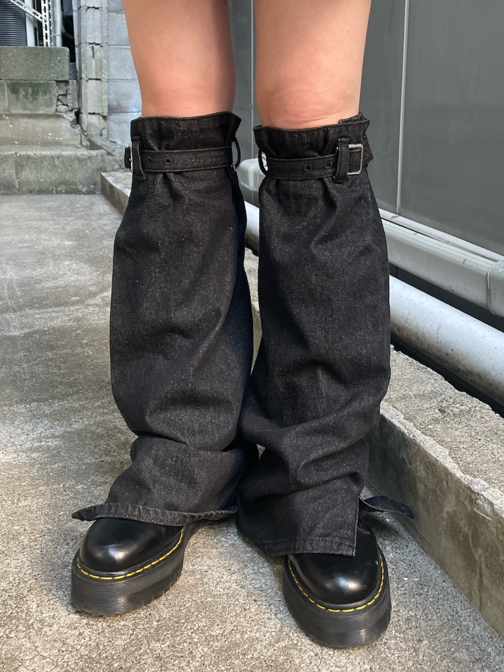 グレー系のテーラードジャケット、レッド系のネクタイ、レッド系のワンピースを着用したレディースの夏コーディネートの8枚目の写真