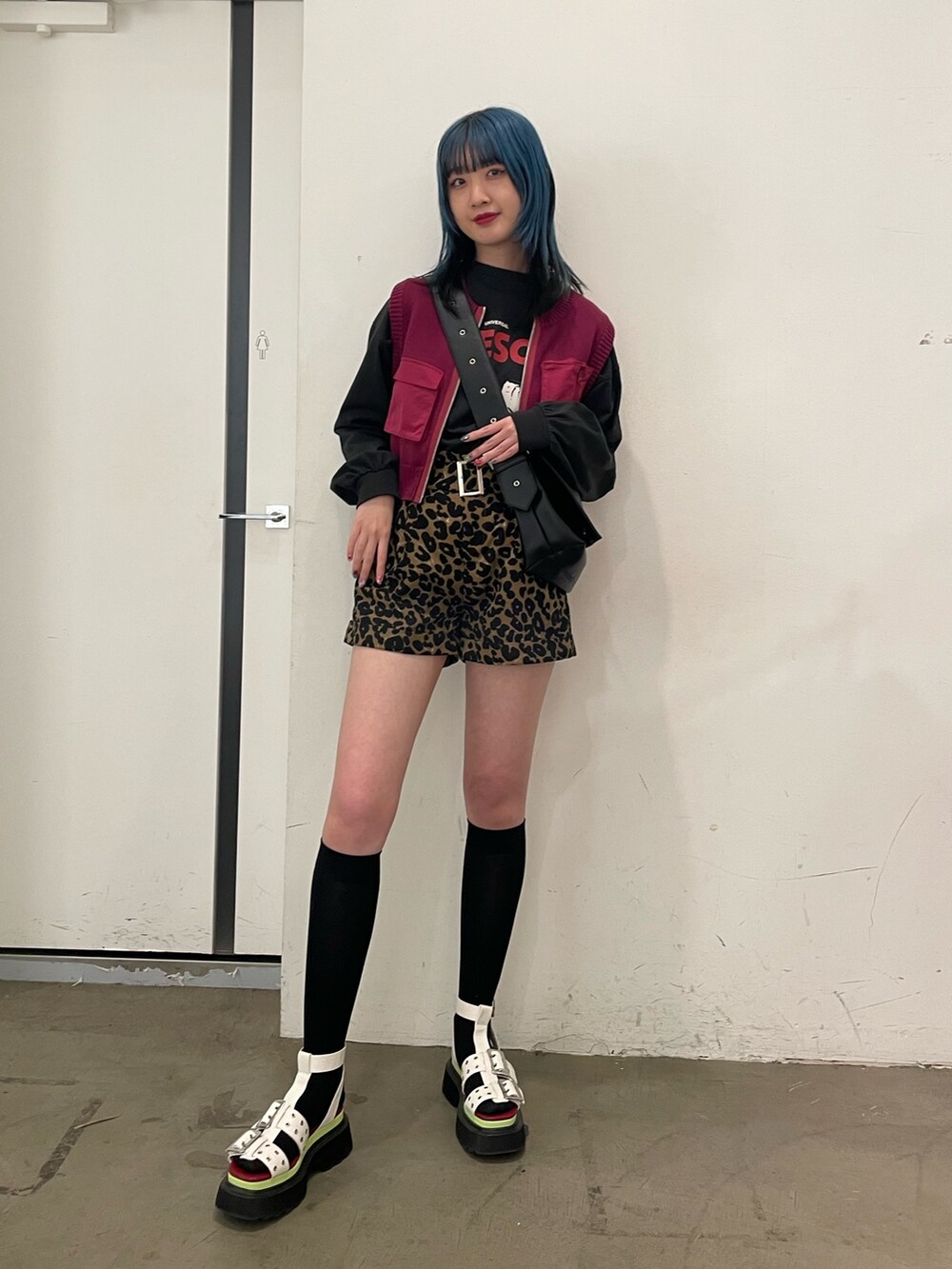 ピンク系のベスト、ブラウン系のその他パンツ、ホワイト系のサンダルを着用したレディースの春コーディネートの2枚目の写真