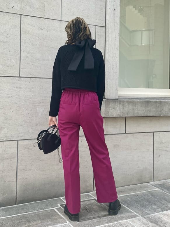 ブラック系のシャツ/ブラウス、ピンク系のスラックス、ブラック系のショルダーバッグを着用したレディースの春コーディネートの3枚目の写真