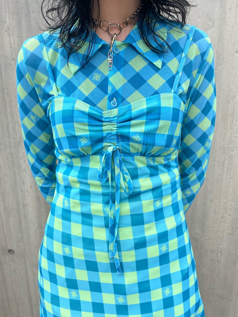 ブルー系のワンピース、ブルー系のシャツ/ブラウス、ブラック系のブーツを着用したレディースの春コーディネートの6枚目の写真