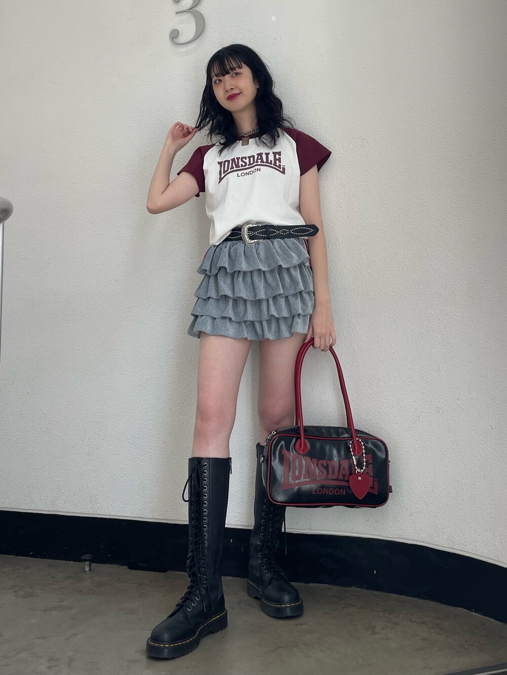 ホワイト系のTシャツ/カットソー、グレー系のスカート、ブラック系のボストンバッグを着用したレディースの春コーディネートの2枚目の写真