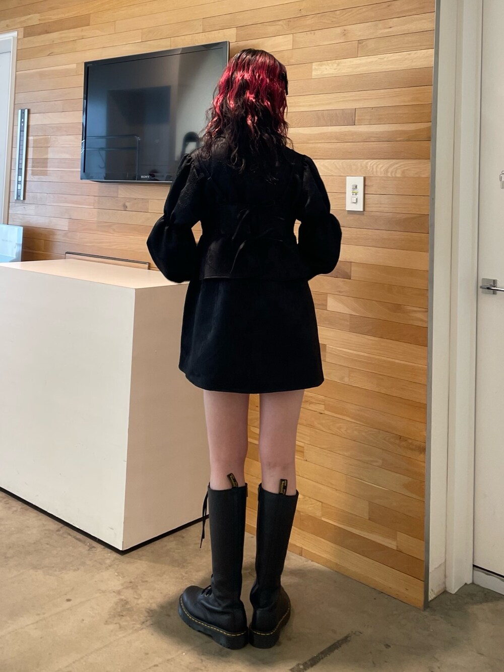 ブラック系のシャツ/ブラウス、ブラック系のブーツ、ブラック系のネックレスを着用したレディースの冬コーディネートの3枚目の写真