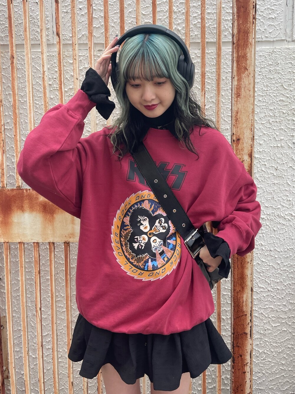 レッド系のスウェット、ブラック系のシャツ/ブラウス、ブラック系のハンドバッグを着用したレディースの冬コーディネートの3枚目の写真