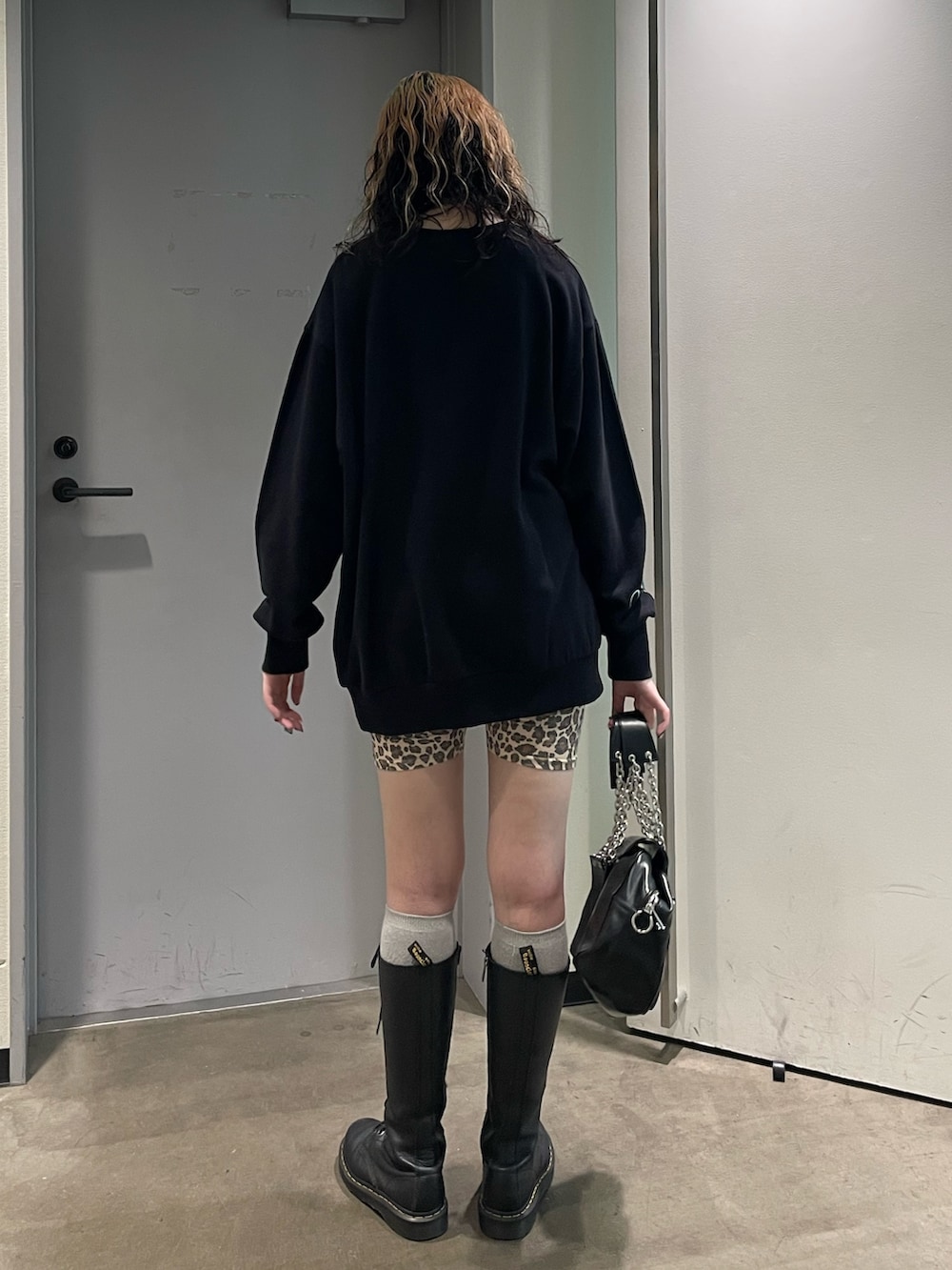 ブラック系のスウェット、ベージュ系のその他パンツ、ブラック系のハンドバッグを着用したレディースの夏コーディネートの3枚目の写真