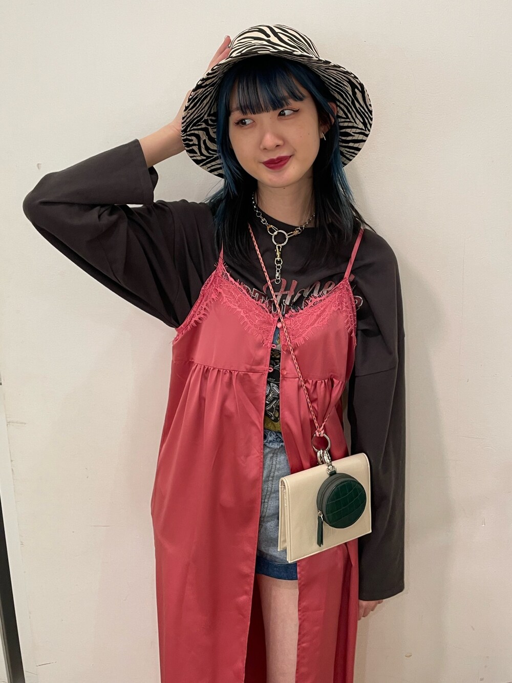 「jouetie、ランジェリーワンピース、レイヤードスタイル、アニマル柄」｜「jouetieのヴィンテージグラフィックロンT（Tシャツ/カットソー、ブラック系）」を使った、MIYUさん（レディース・168cm）の春コーディネートの4枚目の写真