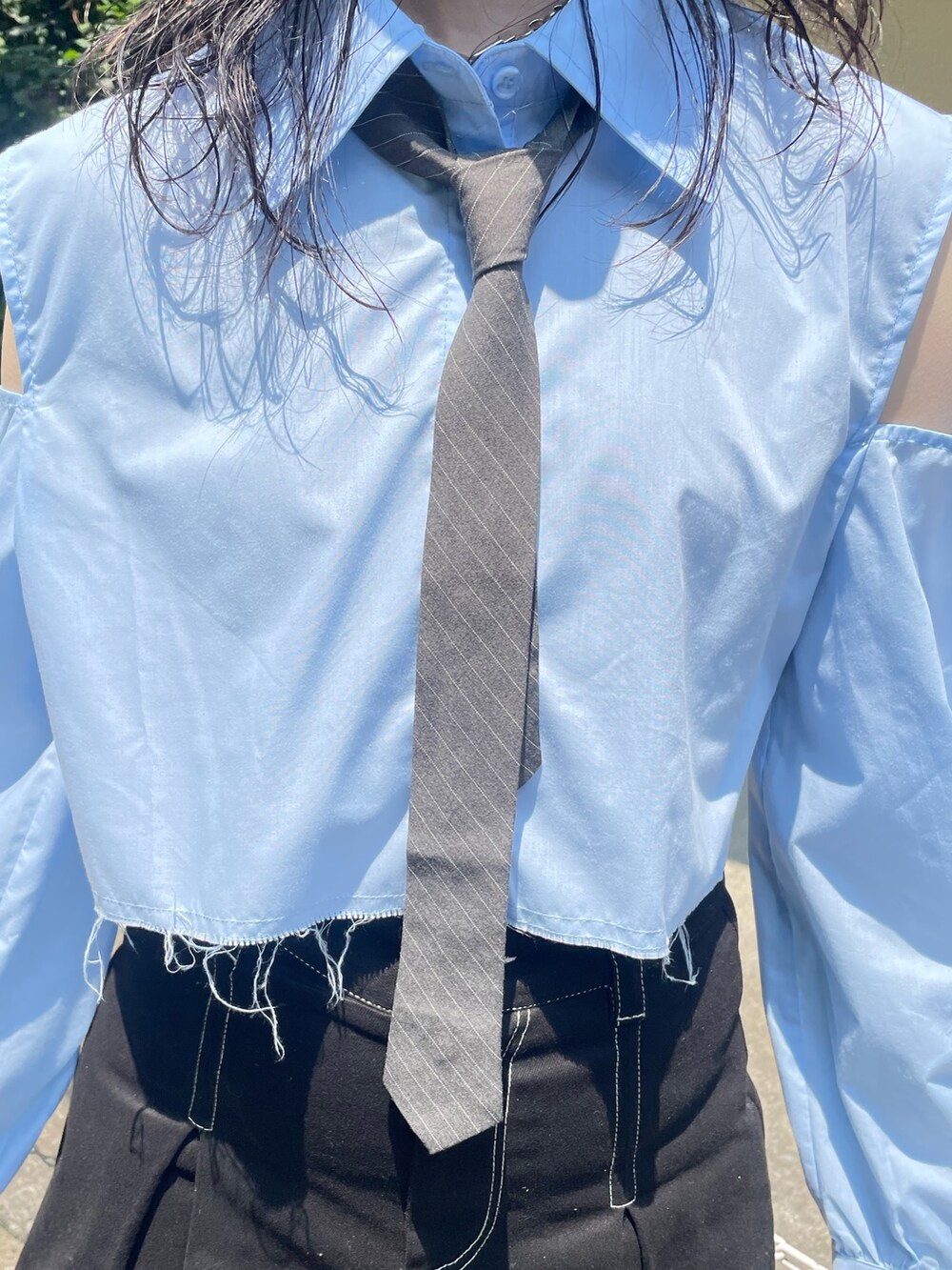 ブルー系のシャツ/ブラウス、ブラック系のその他パンツ、ブラック系のボストンバッグを着用したレディースの夏コーディネートの5枚目の写真