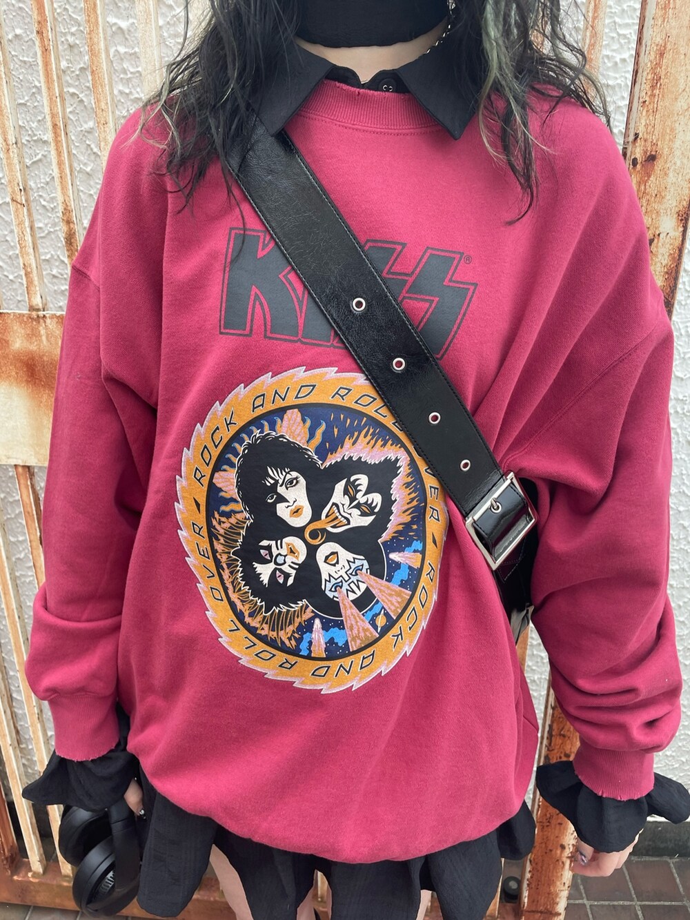 レッド系のスウェット、ブラック系のシャツ/ブラウス、ブラック系のハンドバッグを着用したレディースの冬コーディネートの4枚目の写真