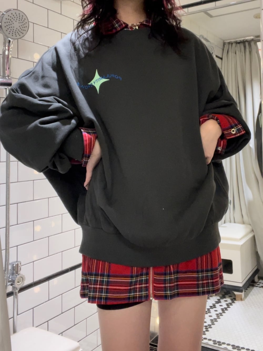 ブラック系のTシャツ/カットソー、レッド系のワンピース、ブラック系のブーツを着用したレディースの秋コーディネートの4枚目の写真