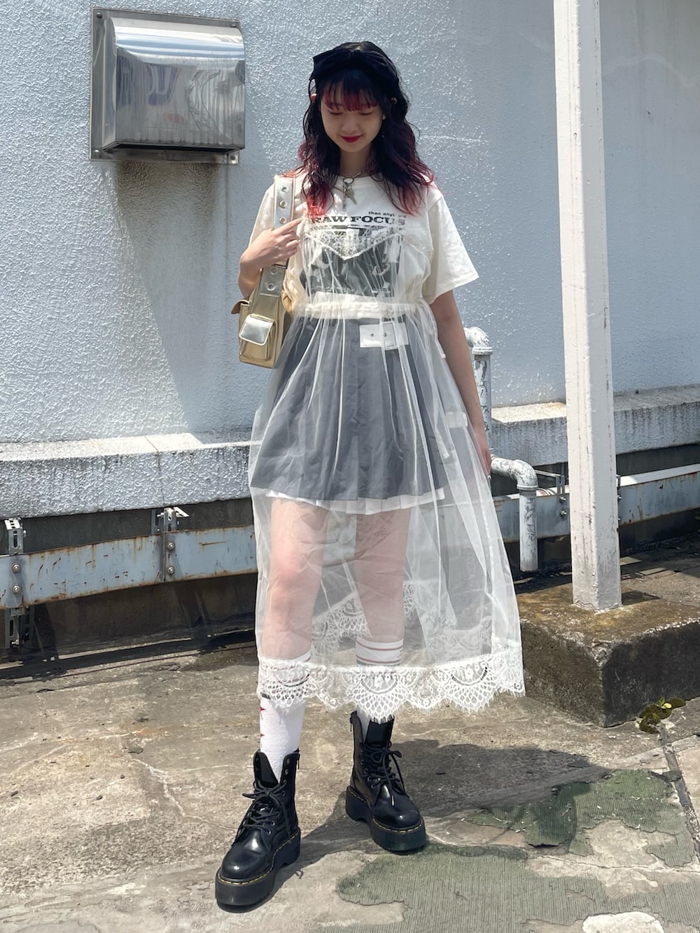 ホワイト系のワンピース、グレー系のスカート、ゴールド系のハンドバッグを着用したレディースの夏コーディネートの2枚目の写真