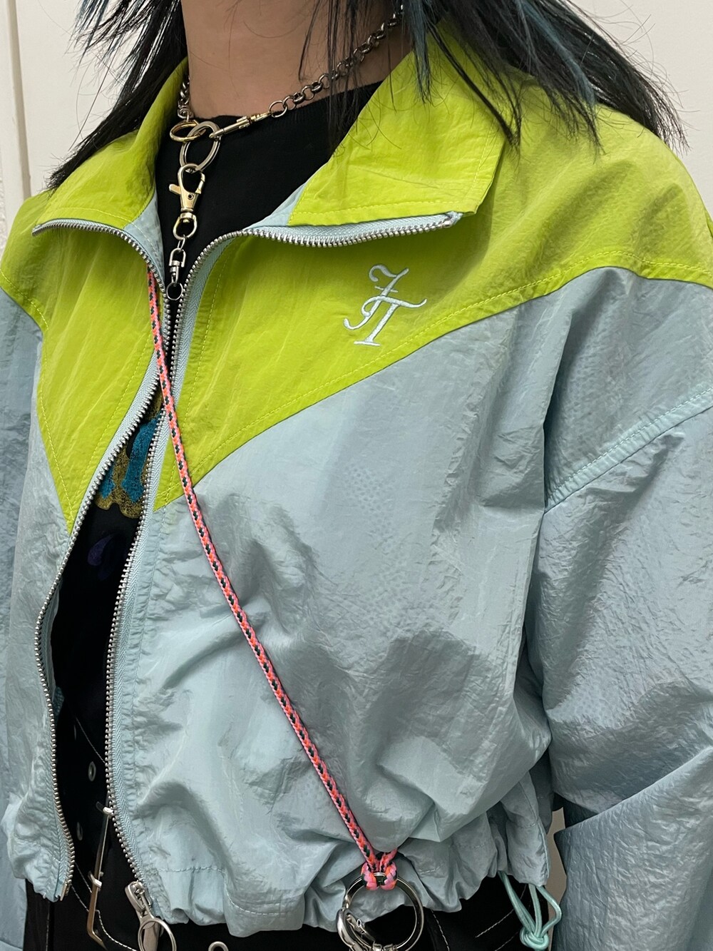 ブルー系のブルゾン、ブラック系のTシャツ/カットソー、ブラック系のその他パンツを着用したレディースの冬コーディネートの7枚目の写真