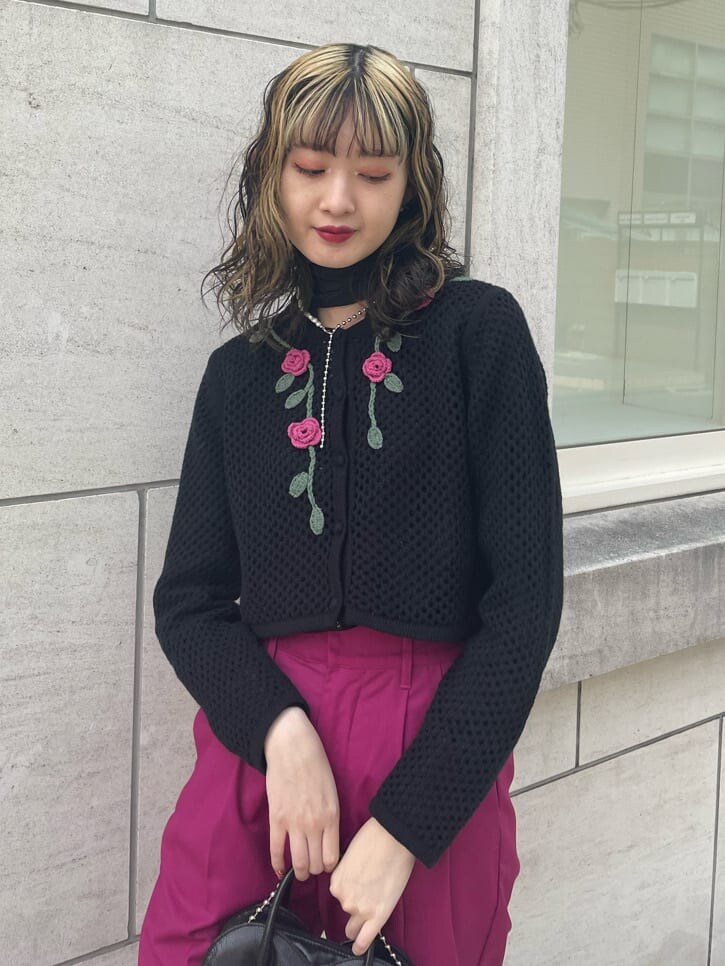 ブラック系のシャツ/ブラウス、ピンク系のスラックス、ブラック系のショルダーバッグを着用したレディースの春コーディネートの5枚目の写真