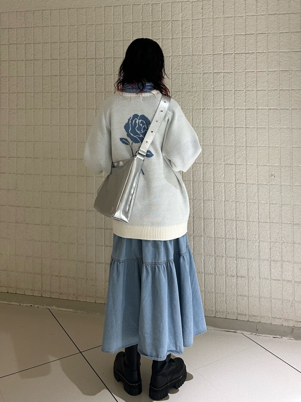 ホワイト系のニット/セーター、ブルー系のシャツ/ブラウス、シルバー系のショルダーバッグを着用したレディースの冬コーディネートの2枚目の写真