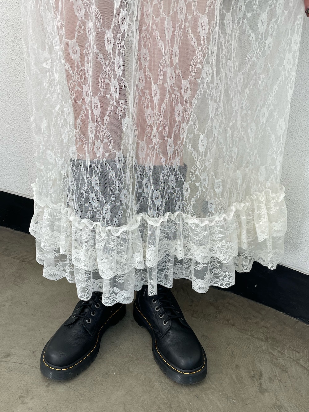 ブルー系のTシャツ/カットソー、ホワイト系のワンピース、ブラック系のバックパック/リュックを着用したレディースの春コーディネートの7枚目の写真