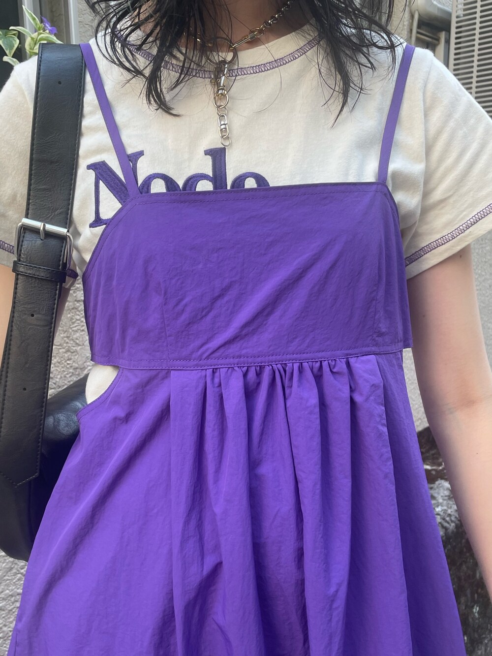 ホワイト系のTシャツ/カットソー、パープル系のワンピース、ブラック系のブーツを着用したレディースの春コーディネートの5枚目の写真