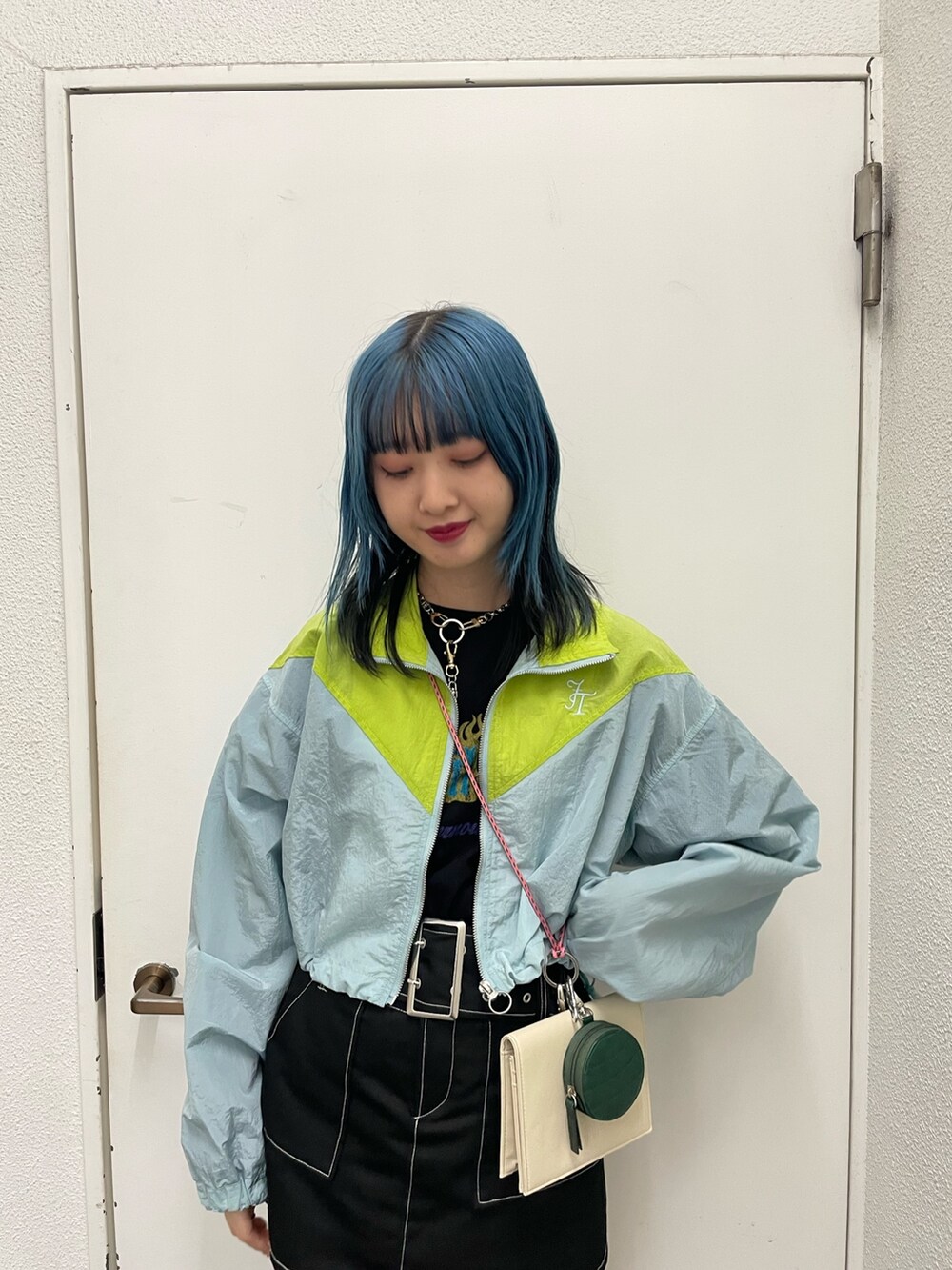 ブルー系のブルゾン、ブラック系のTシャツ/カットソー、ブラック系のその他パンツを着用したレディースの冬コーディネートの5枚目の写真