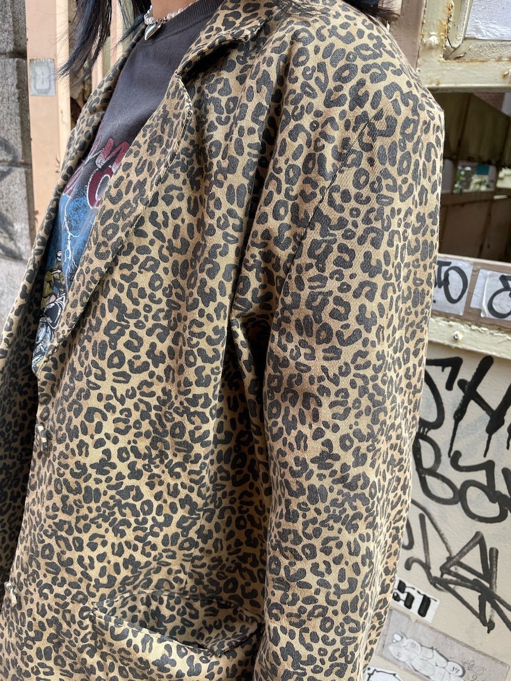 ブラック系のTシャツ/カットソー、ブラック系のブーツ、ブラウン系のテーラードジャケットを着用したレディースの冬コーディネートの6枚目の写真