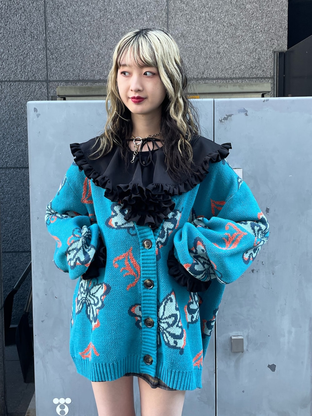 ブラック系のシャツ/ブラウス、ブルー系のカーディガン/ボレロ、グレー系のその他パンツを着用したレディースの冬コーディネートの4枚目の写真