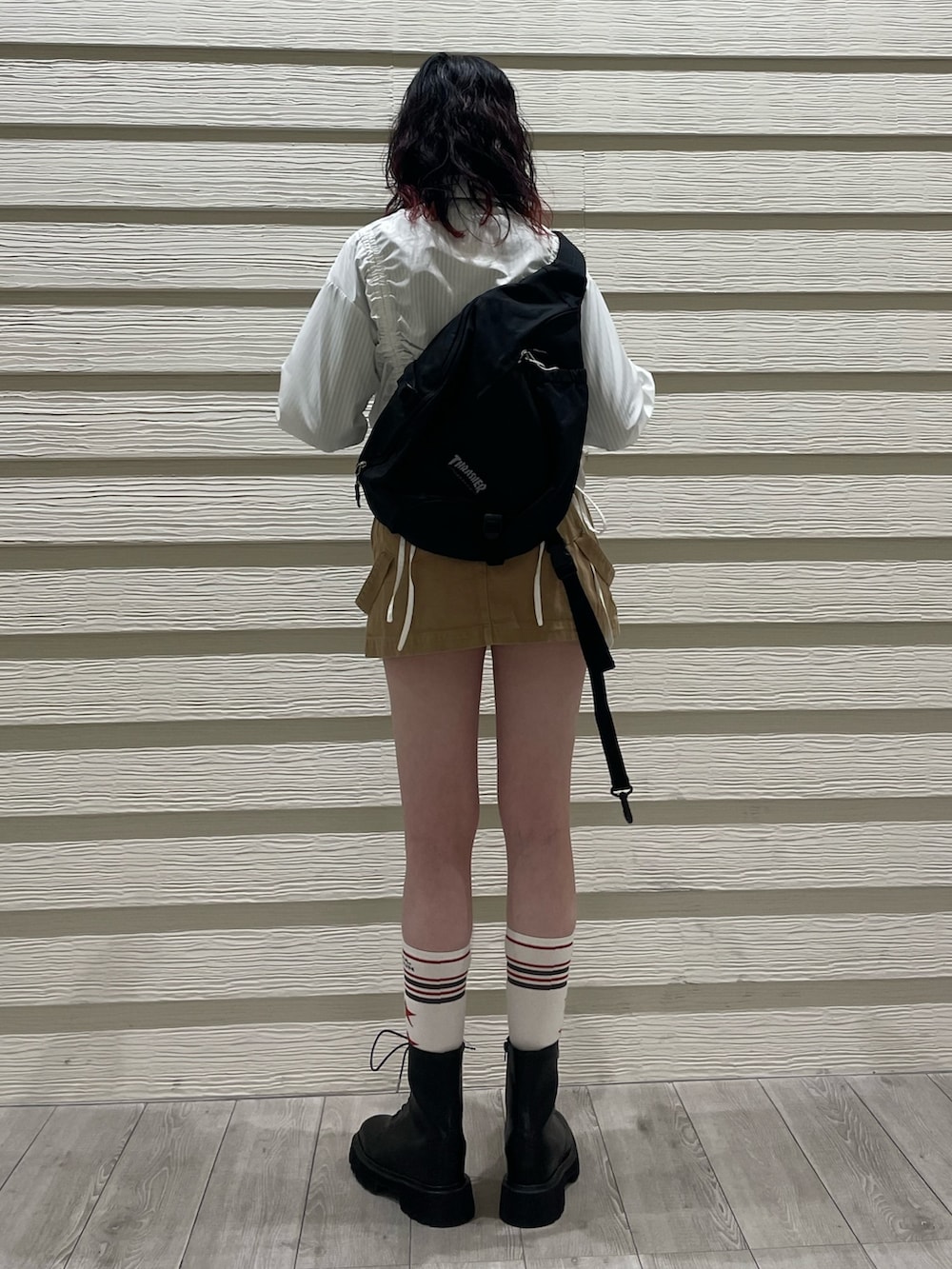 ブラック系のバックパック/リュック、シルバー系のネクタイ、ホワイト系のシャツ/ブラウスを着用したレディースの春コーディネートの3枚目の写真